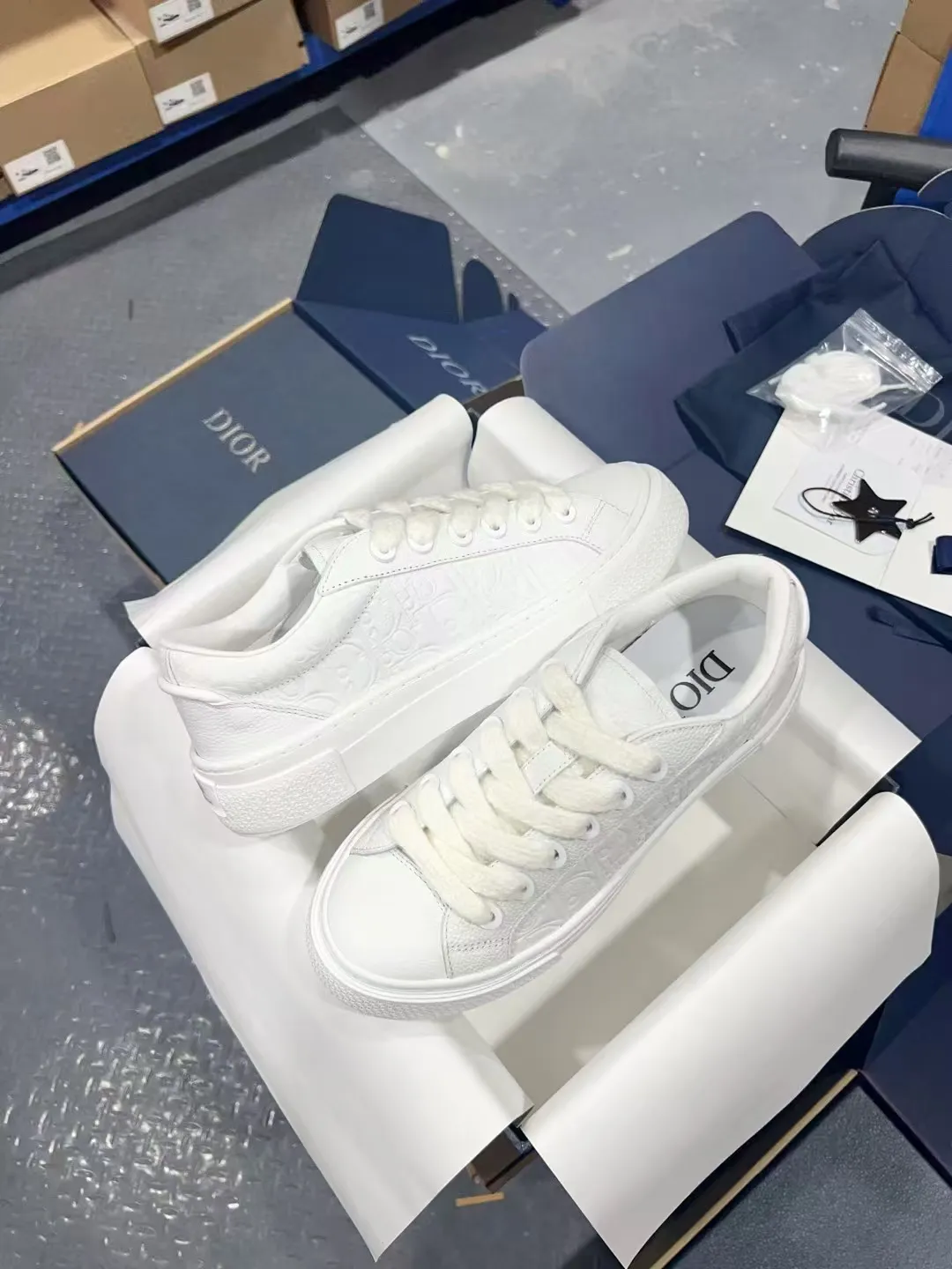 👟👟Ex-factory price 560👟👟 𝐃𝐢𝐨𝐫 𝐱 𝐒𝐭𝐨𝐧𝐞 𝐈𝐬𝐥𝐚𝐧𝐝 𝐁𝟯𝟯 Dior co-branded Stone Island new casual sports shoes Skateboard shoes 111111111 This B33 sneaker comes from the DIOR AND STONE ISLAND limited series. It is a new interpretation of the classic tennis shoe. The fashionable silhouette highlights the heavy texture. The black-dyed cotton has a delicate wash and soft texture, and is finished with the classic Oblique print on the sides, paying homage to the exceptional craftsmanship of the exclusive collaboration. The tongue is embossed with the Dior signature, while cannage panels on the front, DIOR AND STONE ISLAND signature on the back and insole. The rubber outsole features the Dior Oblique pattern, while a contrasting Dior 30 Avenue Montaigne signature on the rear adds style. It can add a modern touch to various casual looks, and can also be matched with other DIOR AND STONE ISLAND items. Exquisite packaging at the delivery counter🛍📦 Customized cowhide material, sheepskin lining, original molded outsole Size: 35-45
